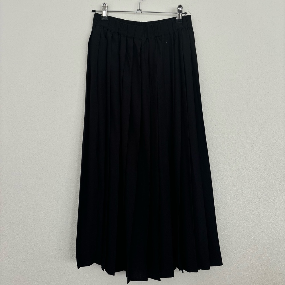 H&M Black Pleated Skirt